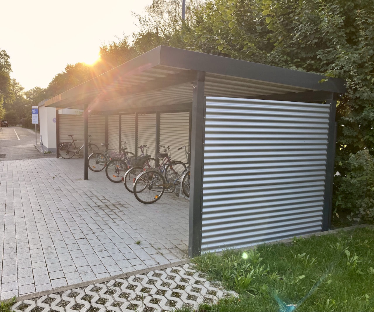 Fahrradüberdachung Wellblech Sonnenuntergang