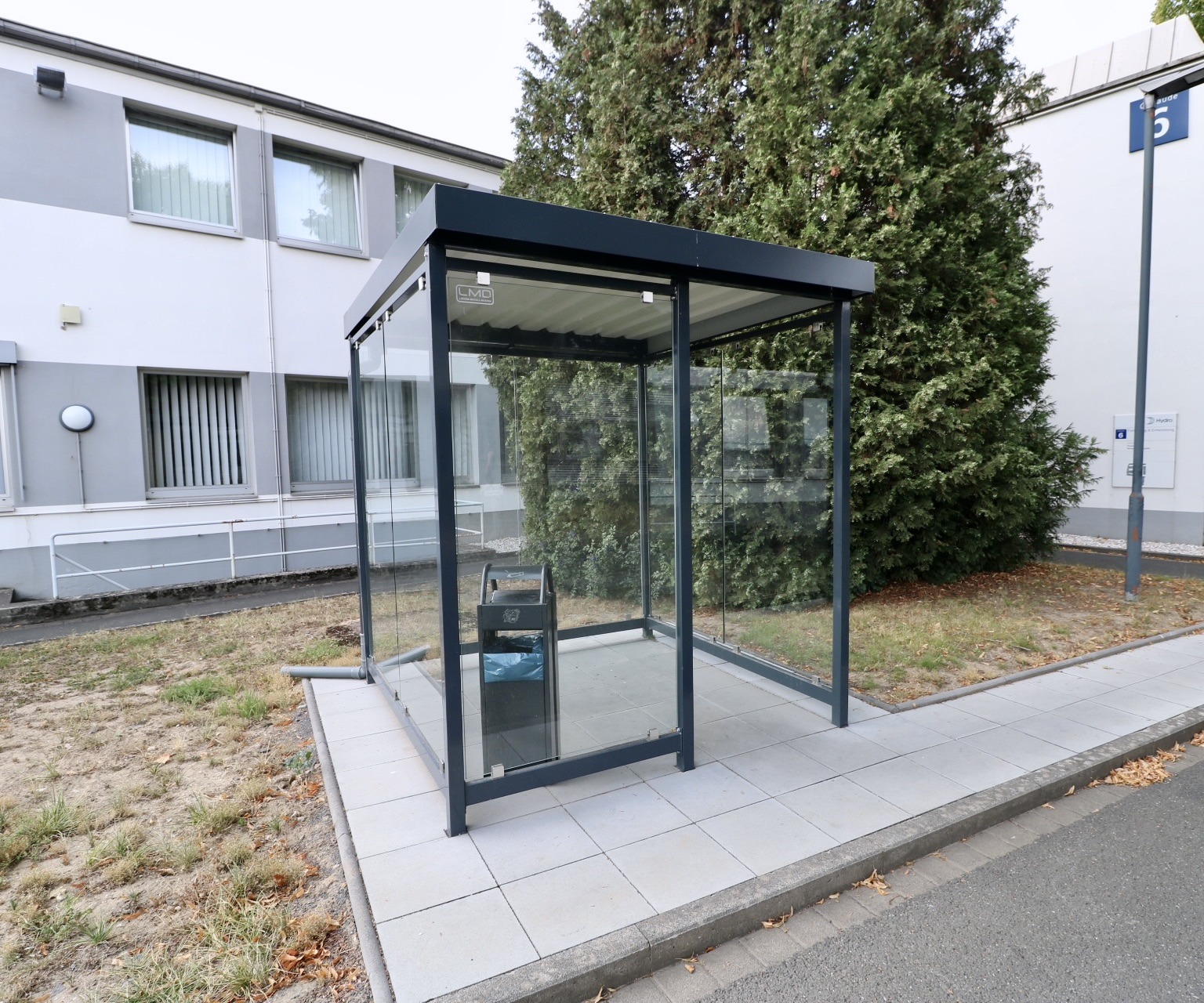 Raucherüberdachung aus Metall