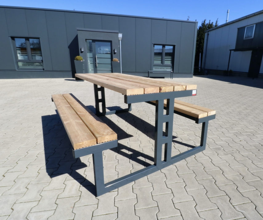 Sitzgruppe aus Metall und Holz