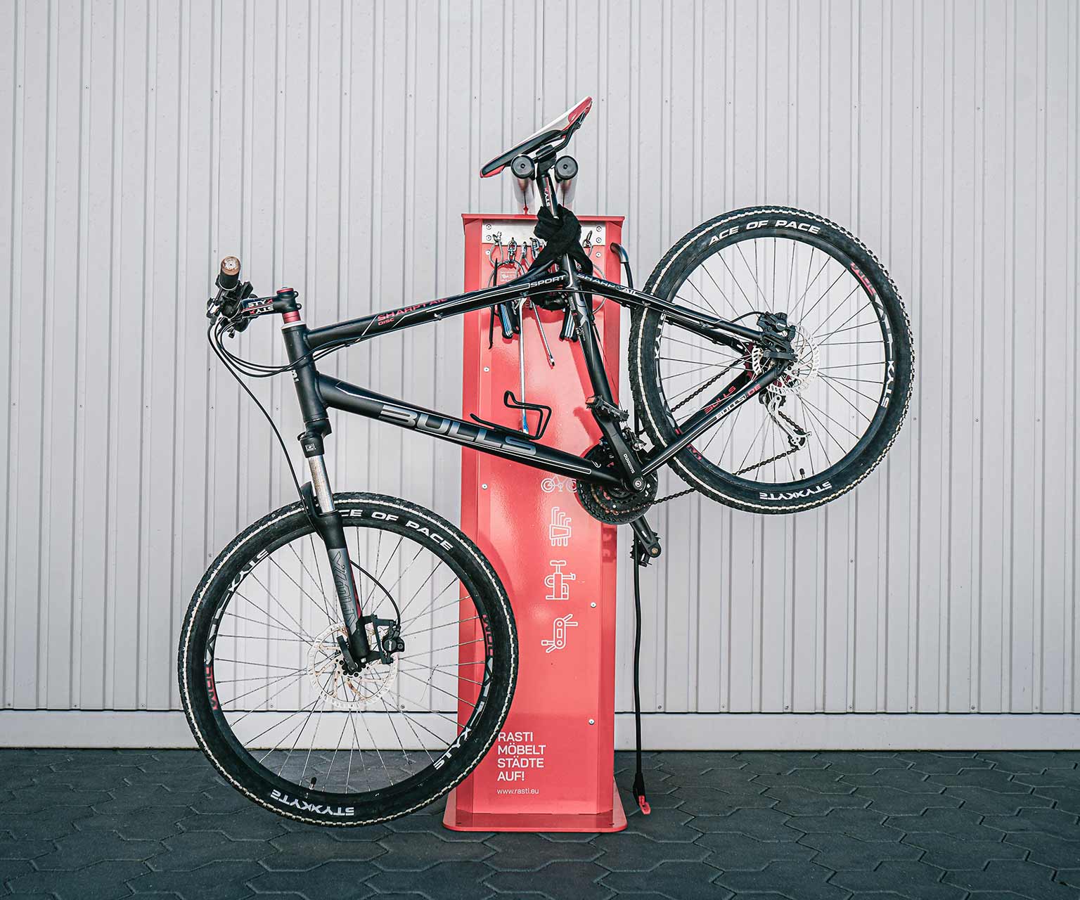 Fahrrad aufgehängt an Station
