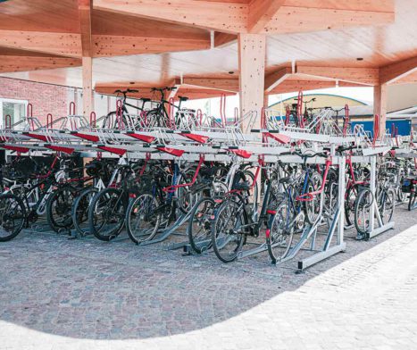 Fahrräder in Doppeldecker Fahrradparksystem